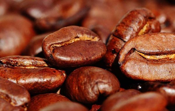 Cura capelli: 5 proprietà benefiche della caffeina