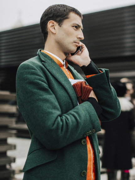 uomo con capelli corti