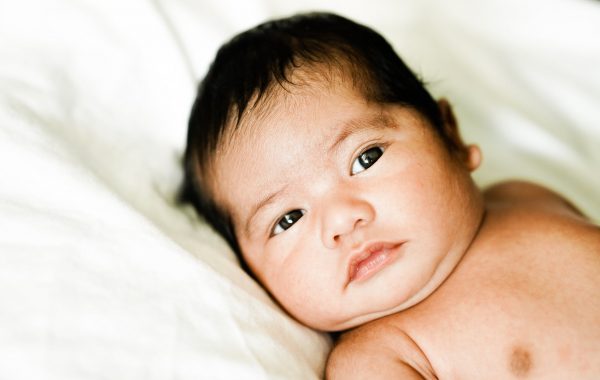 Perchè alcuni neonati nascono con i capelli e altri no?