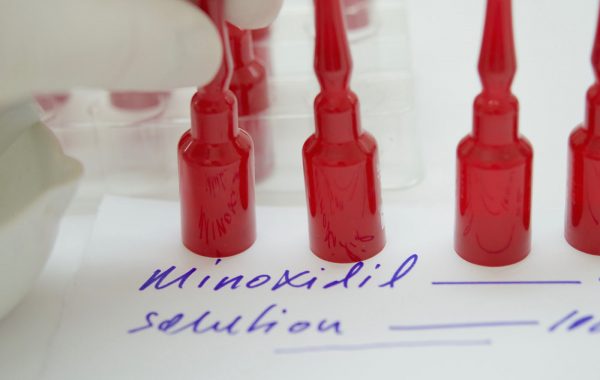 Minoxidil: effetti collaterali e controindicazioni per la caduta dei capelli