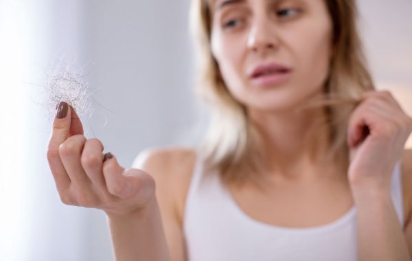 Rinforzare i capelli è possibile? Le risposte alle domande più comuni sui capelli deboli
