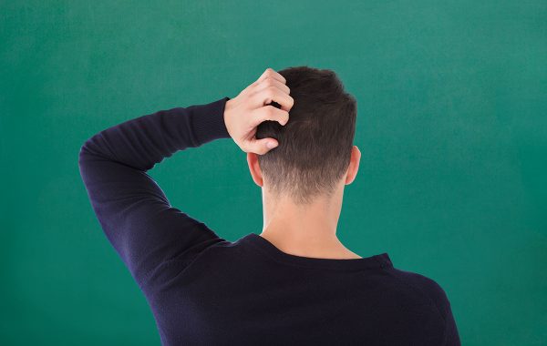 Bolle in testa e prurito, cosa sono e come trattarle