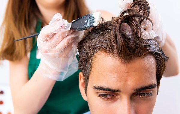 La decolorazione dei capelli può fare male? Cosa bisogna sapere