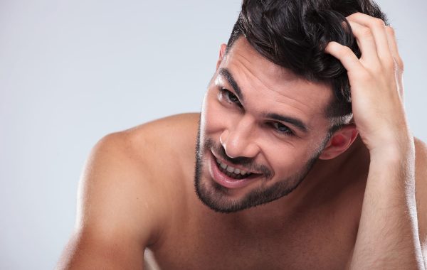 Grattarsi la testa spesso può far male ai capelli?