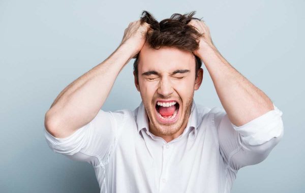 Tirare i capelli: cosa succede a chi soffre di tricotillomania